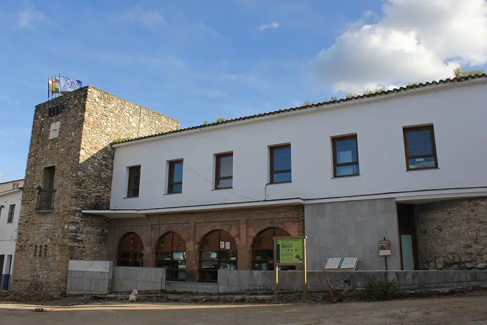 Vista frontal de los restos que quedan del Castillo