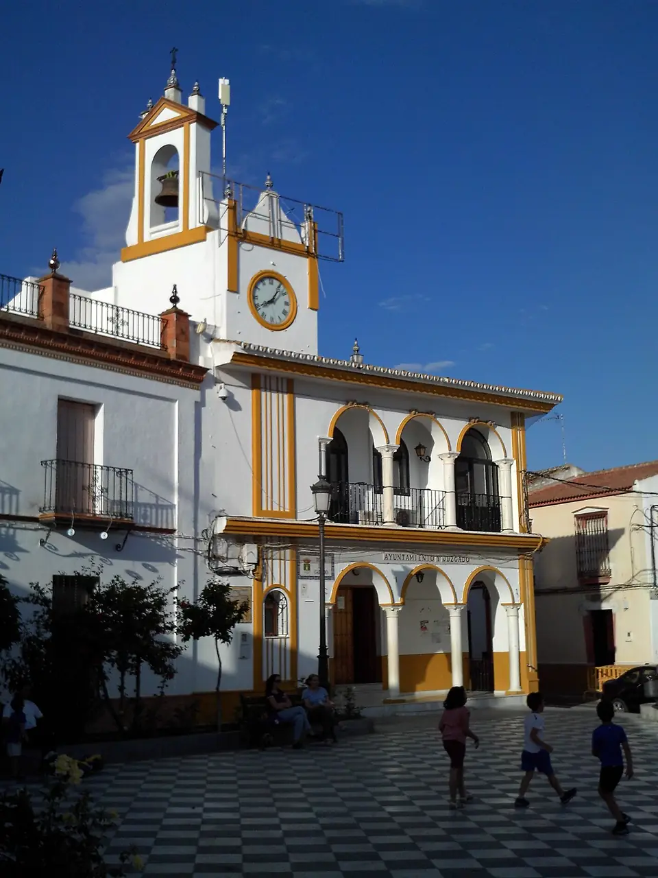 Ayuntamiento de Aznalcázar, en la plaza del Cabildo de la localidad. Provincia de Sevilla, Andalucía, España.