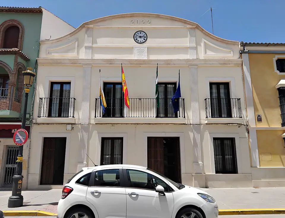 Fachada de la casa consistorial de Badolatosa, en la provincia de Sevilla.