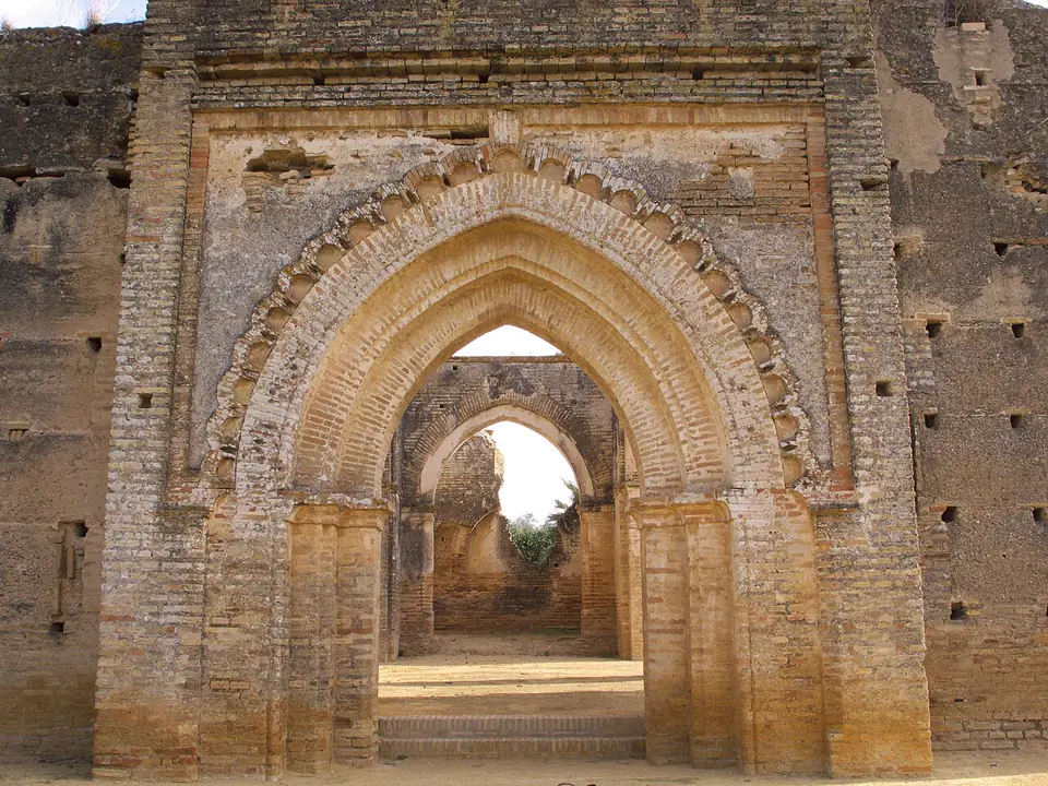 Portada de los pies de la iglesia (s. XIV)