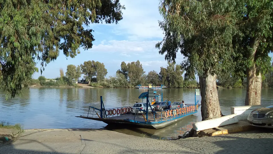 Barcaza de Coria que sirve para cruzar al municipio de Dos Hermanas y donde puede montarse el vehículo
