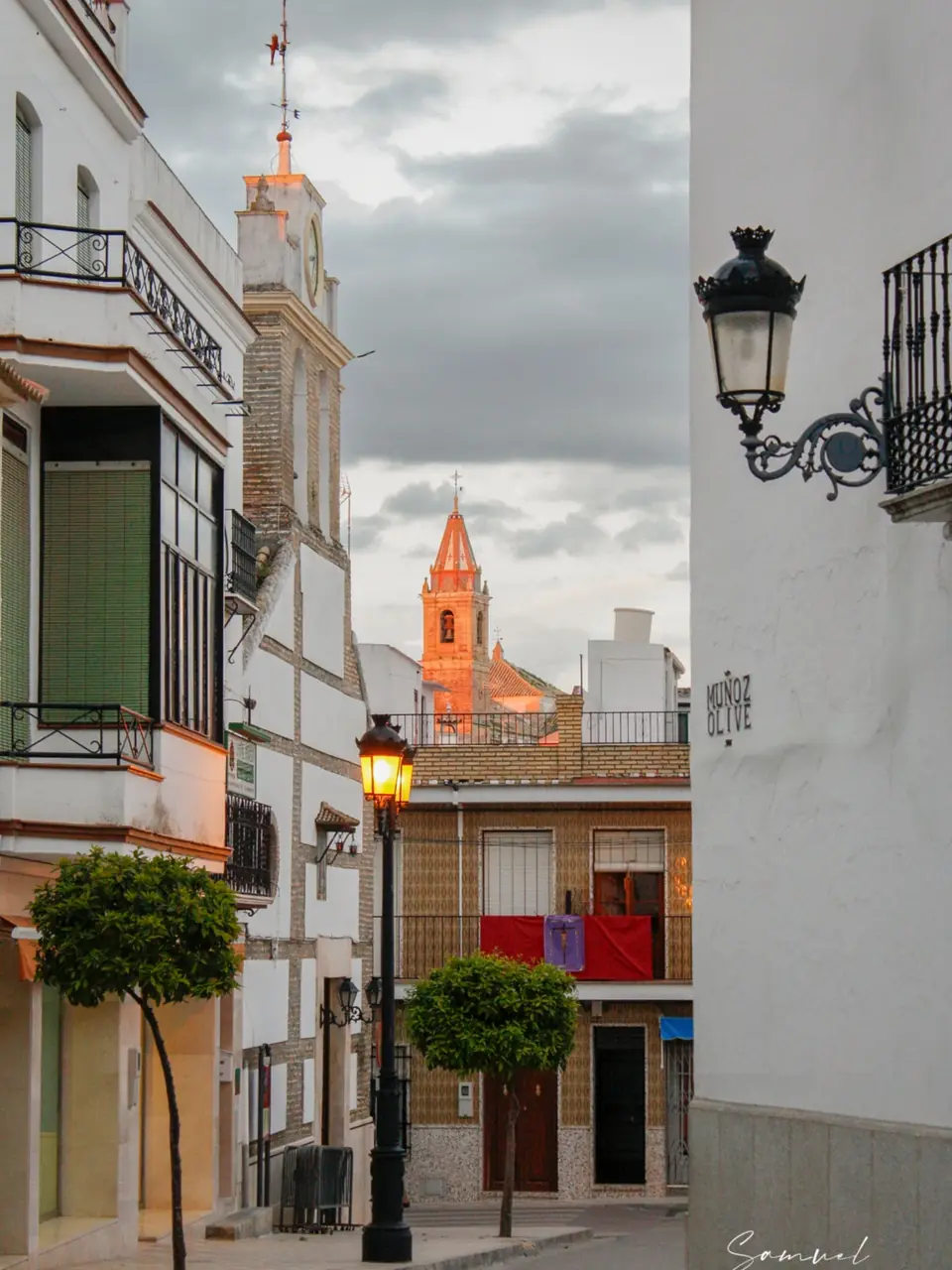 Calle de Herrera con la torre de la iglesia al fondo