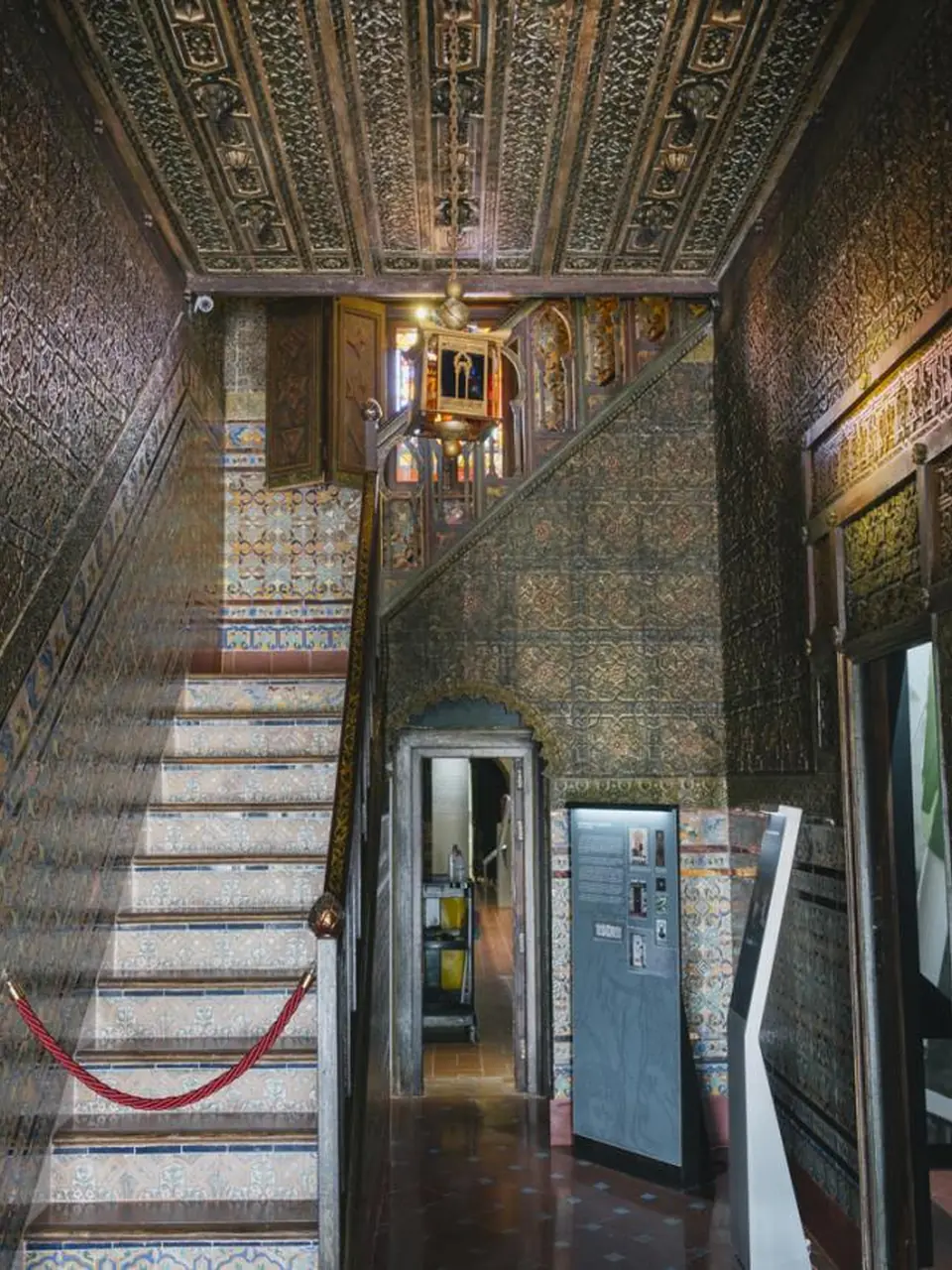 Escalera de azulejos de un edificio histórico de La Puebla del Río