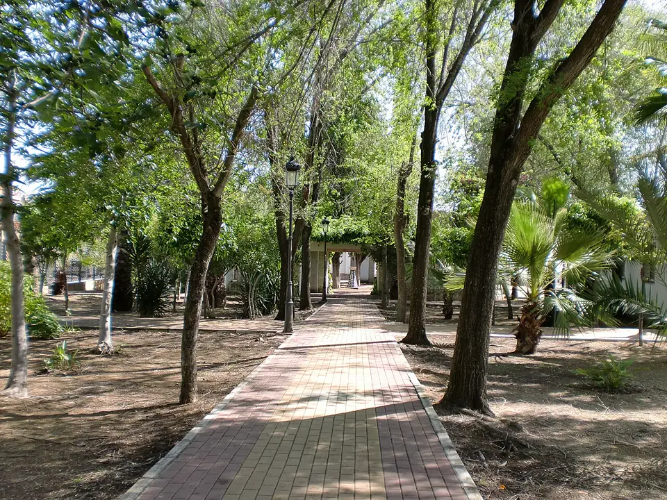 Este parque tiene dos zonas: una de parque y otra de juego de niños