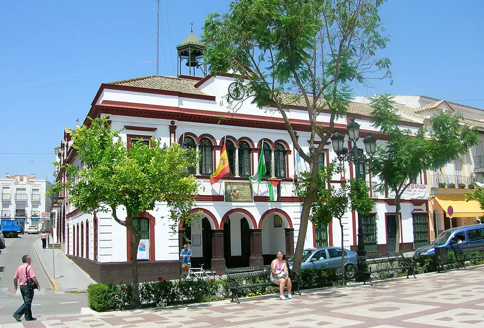 Sede (Casa Consistorial) del Ayuntamiento de Lebrija, provincia de Sevilla, España. En los mástiles, las banderas de la Unión Europea, Andalucía, España y Lebrija. En la ventana, la del Sahara Occiden