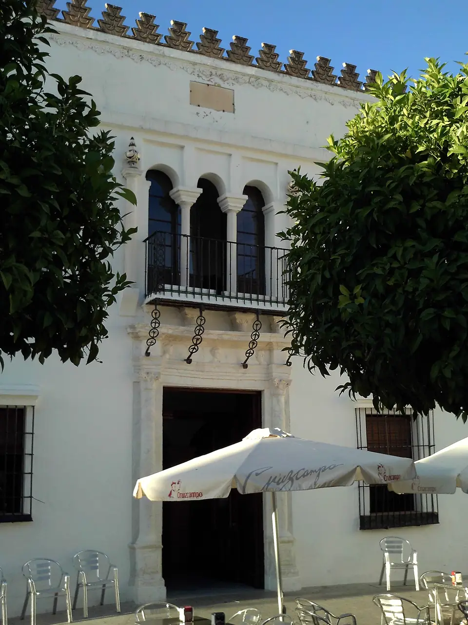 Puerta del palacio del conde-duque de Olivares, con un pórtico de mármol blanco. Plaza de España de Olivares, provincia de Sevilla, Andalucía, España.