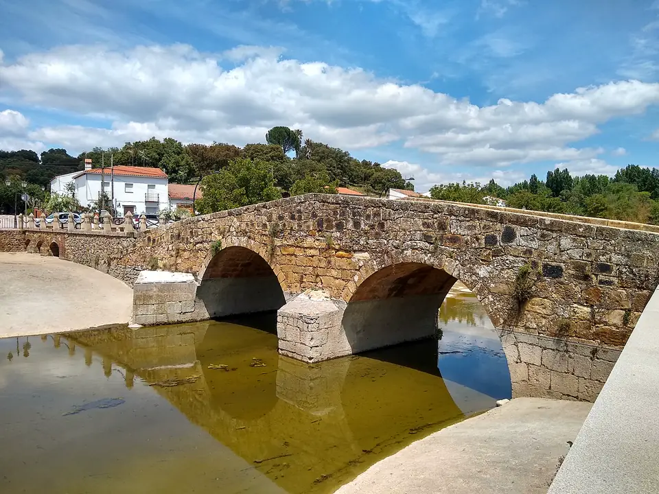 Puente romano. San Nicolás del Puerto, provincia de Sevilla, Andalucía, España.