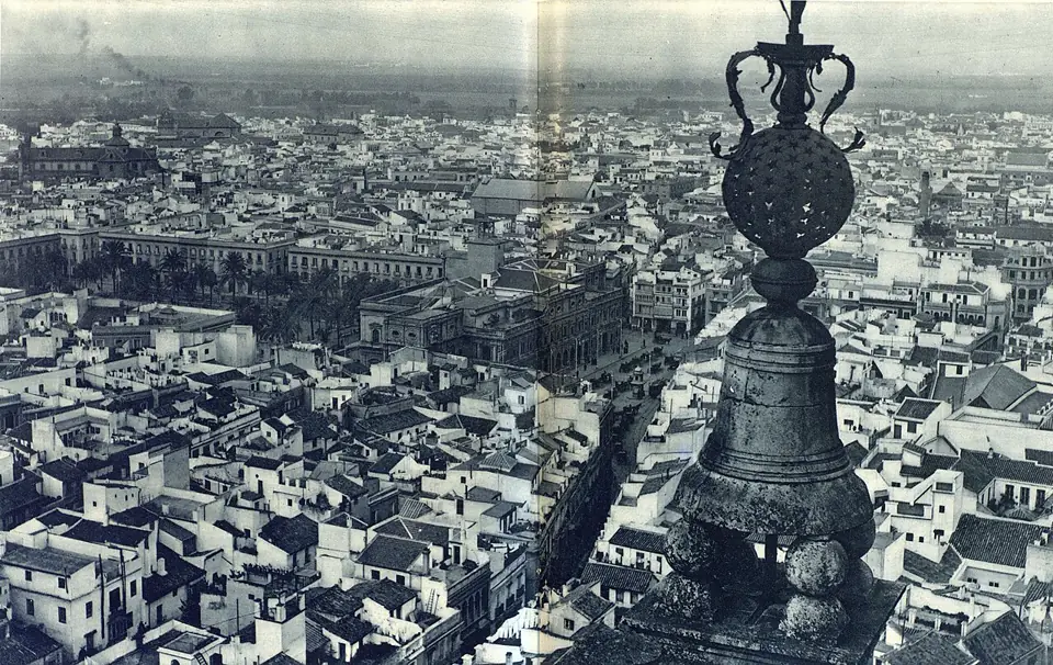 Panoramas españoles.—Vista de Sevilla, tomada desde la Giralda.